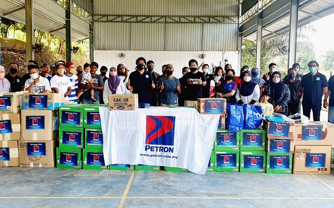 Petron Employees and Dealers Aid Flood Victims